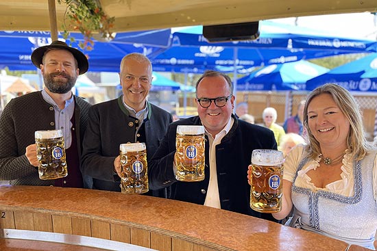 Karussellbar-Wirt Manfred Georg Zehle, Hofbräu Chef Dr. Michael Möller, Wirtschaftstreferent Clemens Baumgärtner und Wiesn-Stadträtin Anja Berger prosten sich zu in Zierers Karusselbar auf dem Münchner Frühlingsfest 2022 (©Foto. Martin Schmitz)